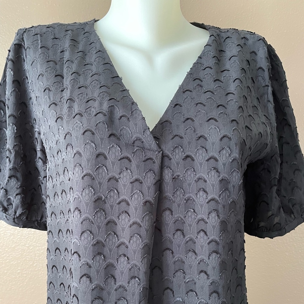 NWT Ann Taylor Women Blouse. Size Medium. Black.